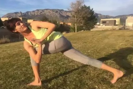 便秘怎么辦快速排便,三組瑜伽動(dòng)作幫你按摩通腸-易網(wǎng)<a href=http://www.gyfww.com/ target=_blank class=infotextkey>健康養(yǎng)生</a>網(wǎng) 便秘怎么辦快速排便,三組瑜伽動(dòng)作幫你按摩通腸