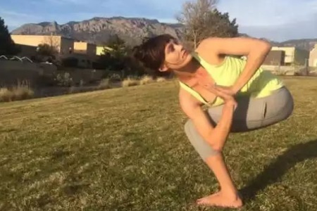 便秘怎么辦快速排便,三組瑜伽動(dòng)作幫你按摩通腸-易網(wǎng)健康<a href=http://www.gyfww.com/jkys/ target=_blank class=infotextkey>養(yǎng)生</a>網(wǎng) 便秘怎么辦快速排便,三組瑜伽動(dòng)作幫你按摩通腸