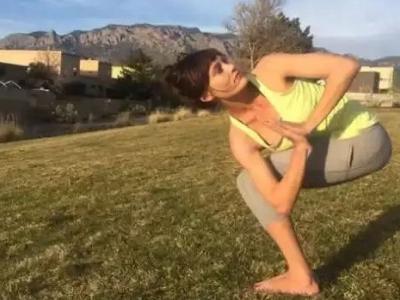 便秘怎么辦快速排便，三組瑜伽動作幫你按摩通腸