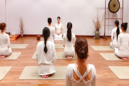 羨慕女明星生完孩子依舊少女,孕婦練習(xí)瑜伽改善體態(tài)-易網(wǎng)健康養(yǎng)生網(wǎng) 羨慕女明星生完孩子依舊少女,孕婦練習(xí)瑜伽改善體態(tài)