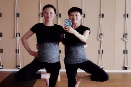 羨慕女明星生完孩子依舊少女,孕婦練習(xí)瑜伽改善體態(tài)-易網(wǎng)健康<a href=http://www.gyfww.com/jkys/ target=_blank class=infotextkey>養(yǎng)生</a>網(wǎng) 羨慕女明星生完孩子依舊少女,孕婦練習(xí)瑜伽改善體態(tài)