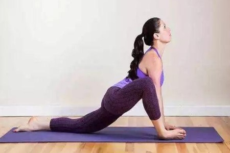 女性堅持每天練習這一瑜伽動作 一個月就能練成苗條身材