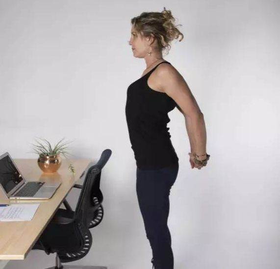 女性進行辦公室瑜伽動作塑體介紹 女性上班族進行瑜伽鍛煉