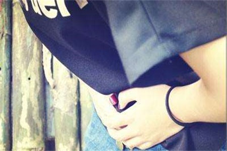 痛經怎么緩解?瑜伽初入門教學視頻幫你緩解疼痛調理月經-易網<a href=http://www.gyfww.com/ target=_blank class=infotextkey>健康養生</a>網 痛經怎么緩解?瑜伽初入門教學視頻幫你緩解疼痛調理月經