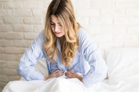 痛經怎么緩解?瑜伽初入門教學視頻幫你緩解疼痛調理月經-易網健康<a href=http://www.gyfww.com/jkys/ target=_blank class=infotextkey>養生</a>網 痛經怎么緩解?瑜伽初入門教學視頻幫你緩解疼痛調理月經