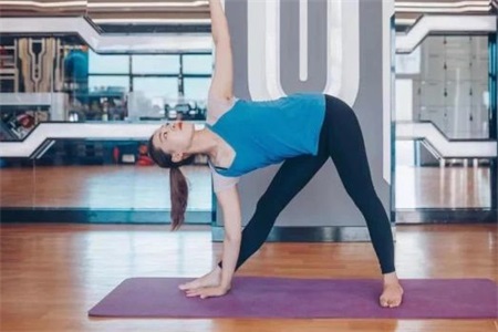 瑜伽初入門教學視頻動作解析，女性要想練好瑜伽首先要認識瑜伽