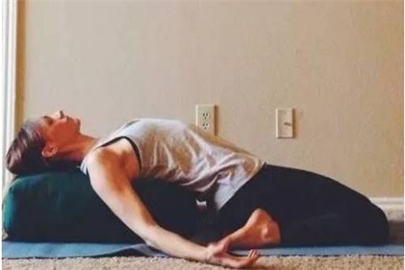 瑜伽初入門教學視頻動作解析，女性要想練好瑜伽首先要認識瑜伽