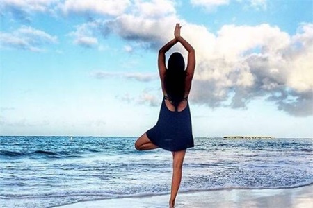 瑜伽初入門教學視頻動作解析，女性要想練好瑜伽首先要認識瑜伽