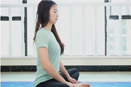 瑜伽初入門教學步驟,不用視頻也能輕松學會-易網(wǎng)<a href=http://www.gyfww.com/ target=_blank class=infotextkey>健康養(yǎng)生</a>網(wǎng) 瑜伽初入門教學步驟,不用視頻也能輕松學會