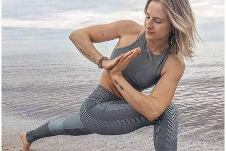 女人瑜伽的好處及作用，保持二十歲少女體態的瑜伽動作