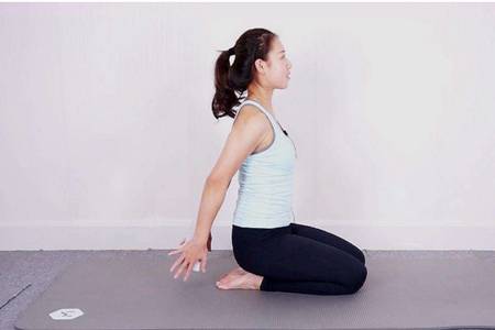 瑜伽初入門教學(xué)視頻，四個(gè)新手拉伸的基礎(chǔ)動作圖片