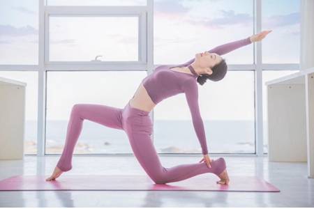 瑜伽初入門教學(xué)視頻，四個(gè)新手拉伸的基礎(chǔ)動作圖片