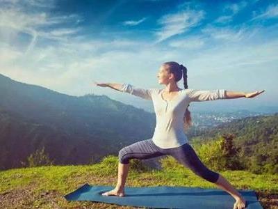 初入門八個最簡單的瑜伽動作圖片，教你拉伸腰背大腿肌肉