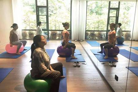 產后瑜伽修復有用嗎，最適合產后媽媽的四個瑜伽動作