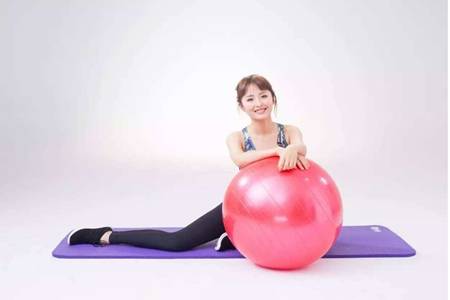 瑜伽動作圖片瘦肚子,四個體式燃脂減肥練出小蠻腰-易網<a href=http://www.gyfww.com/ target=_blank class=infotextkey>健康養生</a>網 瑜伽動作圖片瘦肚子,四個體式燃脂減肥練出小蠻腰