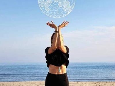 為何要練瑜伽有什么好處和功效  女人瑜伽練得好造型隨意凹