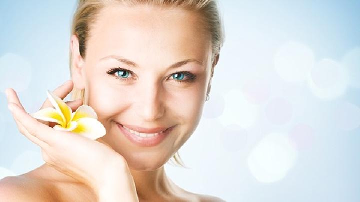 少喝水能避免臉部浮腫嗎? 這些方法可以消除臉部浮腫