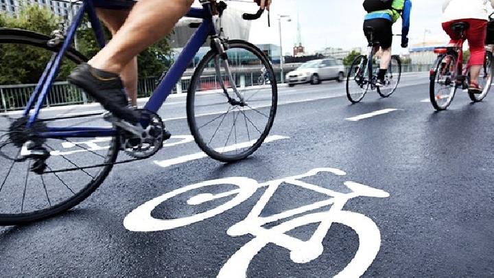 女性月經期間身體為什么會浮腫 女性經期浮腫吃什么食物好