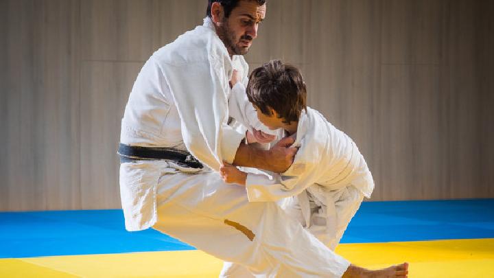 睡前做什么運(yùn)動既既減肥又睡的好 3個普拉提瘦身運(yùn)動有效改善失眠