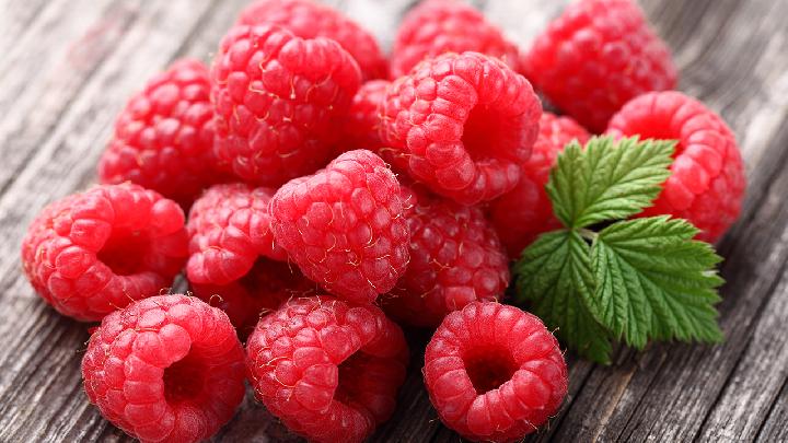 跳繩減肥單腳還是雙腳呢?跳繩減肥的正確方法是什么?-易網(wǎng)<a href=http://www.gyfww.com/ target=_blank class=infotextkey>健康養(yǎng)生</a>網(wǎng) 跳繩減肥單腳還是雙腳呢?跳繩減肥的正確方法是什么?