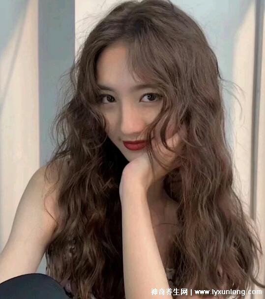 圓臉適合什么發(fā)型女圖片，八字劉海長卷發(fā)又仙又美(洋氣減齡)