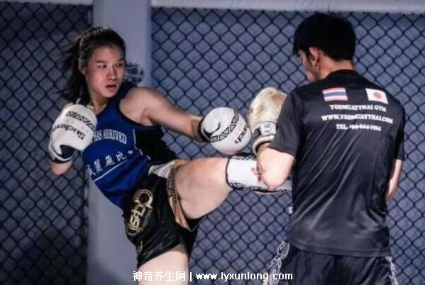 女生魯鐵是什么意思是有氧運動嗎，在健身房擼鐵玩健身器材