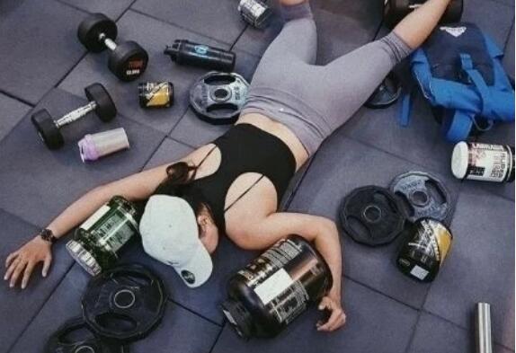 女生魯鐵是什么意思是有氧運動嗎，在健身房擼鐵玩健身器材