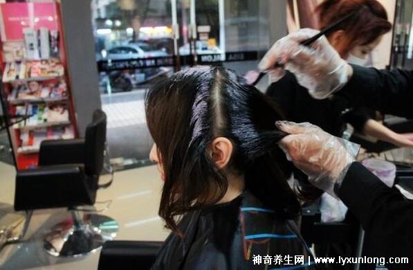 為什么理發師都不建議染黑色，顏色超顯老對發質傷害大(4個原因)