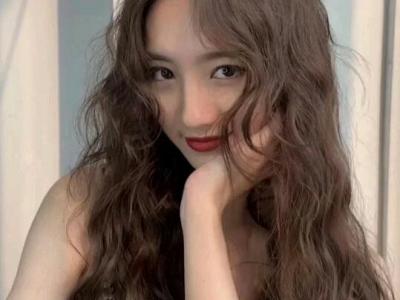 圓臉適合什么發(fā)型女圖片，八字劉海長(zhǎng)卷發(fā)又仙又美(洋氣減齡)