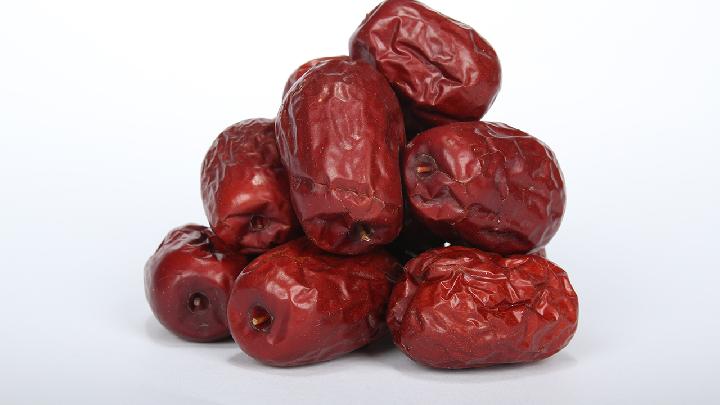 檸檬片泡水減肥的功效怎么樣？檸檬泡水的減肥方法