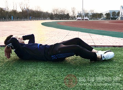 每天做卷腹運(yùn)動(dòng)有什么好處 長(zhǎng)期堅(jiān)持變化很明顯