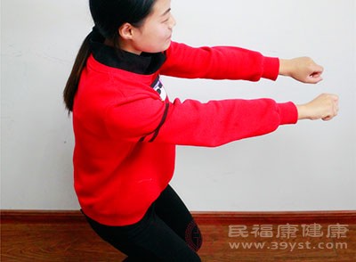 每天花15分鐘靠墻蹲一蹲 好處太多了 現(xiàn)在知道也不晚