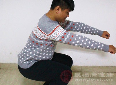 每天花15分鐘靠墻蹲一蹲 好處太多了 現(xiàn)在知道也不晚