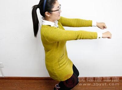 每天花15分鐘靠墻蹲一蹲 好處太多了 現在知道也不晚