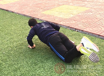 睡覺前堅(jiān)持深蹲50次身體會(huì)有什么樣的收獲 男女都應(yīng)該一試