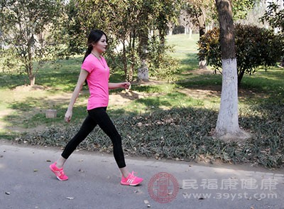 每天步行10000步身體會怎么樣 經常曬朋友圈步數的人 值得看-易網<a href=http://www.gyfww.com/ target=_blank class=infotextkey>健康養生</a>網 每天步行10000步身體會怎么樣 經常曬朋友圈步數的人 值得看