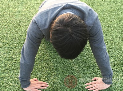 做俯臥撐和堅持跑步 哪種鍛煉方式對身體好 不同人應該怎么選