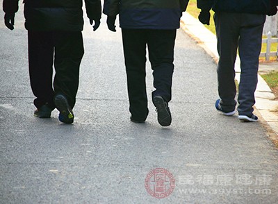 長期堅持走路有何好處 老年人每天應該行走多遠為宜 快來了解