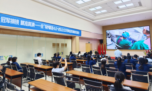 重慶眼視光周奇志教授為巴黎殘奧會冠軍肖祖賢通過全飛秒精準4.0手術成功摘鏡