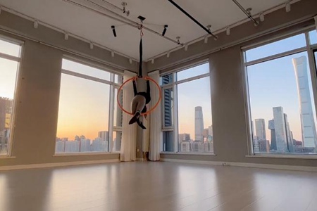 柳巖最新近況曝光 穿緊身衣騰空大玩瑜伽太驚艷