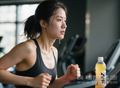 運動完立刻喝水?小心好心辦壞事!正確時機看這里-易網健康<a href=http://www.gyfww.com/jkys/ target=_blank class=infotextkey>養生</a>網 運動完立刻喝水?小心好心辦壞事!正確時機看這里