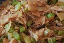 醬香素三鮮（芹菜豆芽腐竹）的做法-醬香味炒菜譜