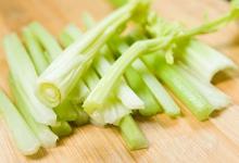 幫助排便穩定情緒 寶寶多吃芹菜好處多