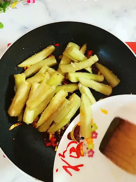 魚香茄條的做法-家常味炒菜譜