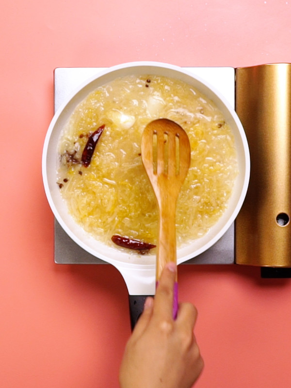 酸菜燉粉條的做法-酸辣味燉菜譜-易網健康養生網 酸菜燉粉條的做法-酸辣味燉菜譜