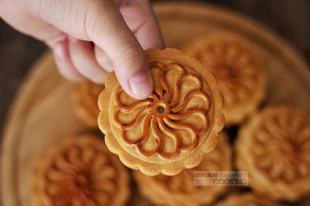 廣式蛋黃蓮蓉月餅的做法-甜味烘焙菜譜