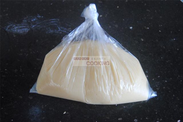 廣式蛋黃蓮蓉月餅的做法-甜味烘焙菜譜