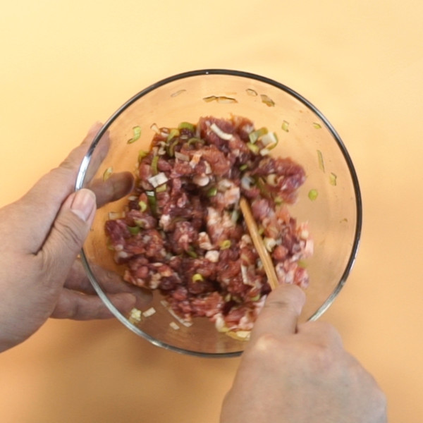 玫瑰花蒸卷的做法-家常味蒸菜譜-易網(wǎng)<a href=http://www.gyfww.com/ target=_blank class=infotextkey>健康養(yǎng)生</a>網(wǎng) 玫瑰花蒸卷的做法-家常味蒸菜譜