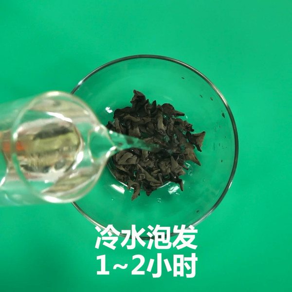 涼拌木耳的做法-咸鮮味拌菜譜-易網(wǎng)<a href=http://www.gyfww.com/ target=_blank class=infotextkey>健康養(yǎng)生</a>網(wǎng) 涼拌木耳的做法-咸鮮味拌菜譜