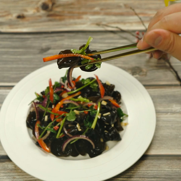 涼拌木耳的做法-咸鮮味拌菜譜-易網(wǎng)健康養(yǎng)生網(wǎng) 涼拌木耳的做法-咸鮮味拌菜譜